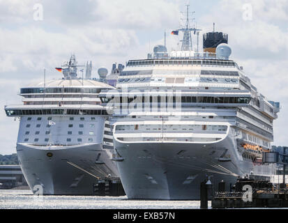 Kiel, Deutschland. 10. Juli 2015. Die Kreuzfahrtschiffe Costa Favolosa (r) und Regal Princess warten auf einen Sturm an der Ostsee am Kai in Kiel, Deutschland, 10. Juli 2015 passieren. Foto: MARKUS SCHOLZ/DPA/Alamy Live-Nachrichten Stockfoto