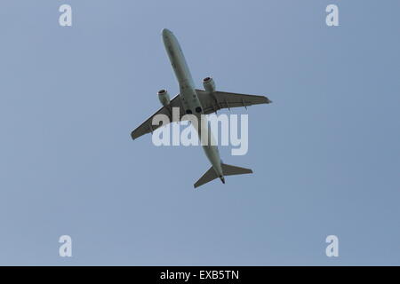 Ein Flugzeug fliegen overhead von Pearson International Airport in Ontario Stockfoto