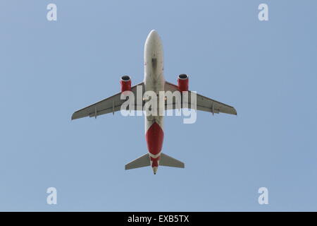 Ein Flugzeug fliegen overhead von Pearson International Airport in Ontario Stockfoto