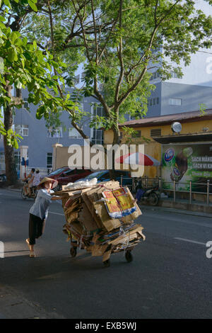 Garbage Collector in Hanoi, Vietnam Stockfoto