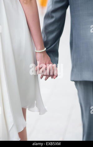 Frisch verheiratete Paar - Hand in Hand Stockfoto