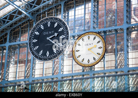 London Juli 2015 - die delle Uhr am Bahnhof St. Pancras International mit der exakte Nachbildung in schwarz von britischen Künstlerin Cornelia Parker Stockfoto