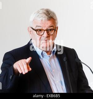 Kiel, Deutschland. 10. Juli 2015. Der ehemalige deutsche Außenminister Joschka Fischer (Bündnis 90/die grünen Partei), spricht während einer Podiumsdiskussion auf Energiepolitik und Ausfahrt aus nuklearen und fossilen Energie als Mittel, um Frieden in Kiel, Deutschland, 10. Juli 2015. Foto: Markus Scholz/Dpa/Alamy Live News Stockfoto