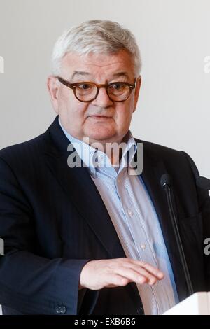 Kiel, Deutschland. 10. Juli 2015. Der ehemalige deutsche Außenminister Joschka Fischer (Bündnis 90/die grünen Partei), spricht während einer Podiumsdiskussion auf Energiepolitik und Ausfahrt aus nuklearen und fossilen Energie als Mittel, um Frieden in Kiel, Deutschland, 10. Juli 2015. Foto: Markus Scholz/Dpa/Alamy Live News Stockfoto