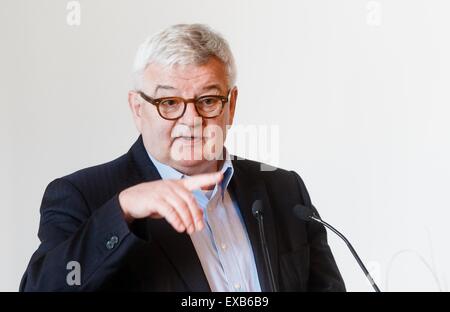 Kiel, Deutschland. 10. Juli 2015. Der ehemalige deutsche Außenminister Joschka Fischer (Bündnis 90/die grünen Partei), spricht während einer Podiumsdiskussion auf Energiepolitik und Ausfahrt aus nuklearen und fossilen Energie als Mittel, um Frieden in Kiel, Deutschland, 10. Juli 2015. Foto: Markus Scholz/Dpa/Alamy Live News Stockfoto