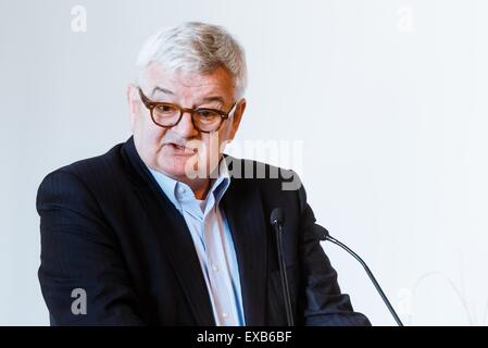 Kiel, Deutschland. 10. Juli 2015. Der ehemalige deutsche Außenminister Joschka Fischer (Bündnis 90/die grünen Partei), spricht während einer Podiumsdiskussion auf Energiepolitik und Ausfahrt aus nuklearen und fossilen Energie als Mittel, um Frieden in Kiel, Deutschland, 10. Juli 2015. Foto: Markus Scholz/Dpa/Alamy Live News Stockfoto