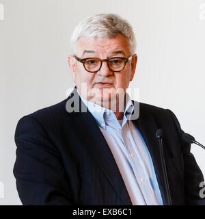 Kiel, Deutschland. 10. Juli 2015. Der ehemalige deutsche Außenminister Joschka Fischer (Bündnis 90/die grünen Partei), spricht während einer Podiumsdiskussion auf Energiepolitik und Ausfahrt aus nuklearen und fossilen Energie als Mittel, um Frieden in Kiel, Deutschland, 10. Juli 2015. Foto: Markus Scholz/Dpa/Alamy Live News Stockfoto