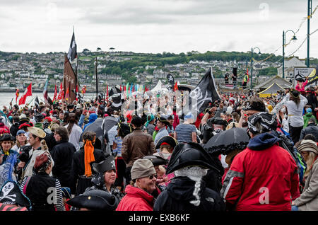 Kundenansturm auf der Promenade in Penzance, Cornwall, UK für die jährliche Piraten-Tag-Festlichkeiten Stockfoto