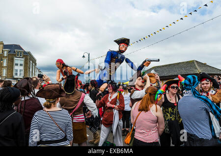 Kundenansturm auf der Promenade in Penzance, Cornwall, UK für die jährliche Piraten-Tag-Festlichkeiten Stockfoto