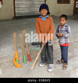 Jungen spielen Cricket in einem Dorf in der indischen Himalaya - Spiti Valley, Himachal Pradesh, Indien. Stockfoto