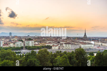 Sonnenuntergang am Torino (Turin), Piemont, Italien. Panorama Stadtbild von oben mit Mole Antonelliana thront über der Stadt und romati Stockfoto