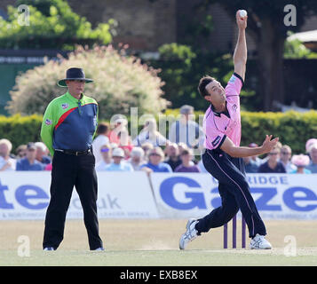 Richmond, Surrey, UK. 10. Juli 2015. James Franklin bowling für Middlesex. NatWest T20 Blast. Middlesex versus Essex Adler. Bildnachweis: Aktion Plus Sport/Alamy Live-Nachrichten Stockfoto