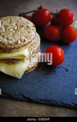 Gesunde Ernährung, Diät Brot, Käse und Tomaten auf dem rustikalen Tisch Stockfoto