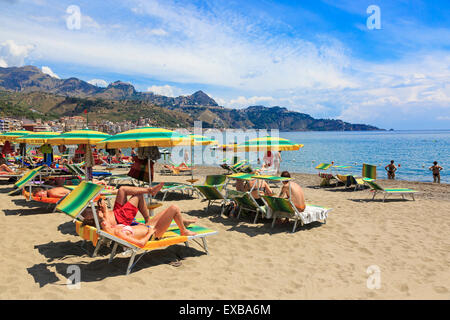 Strand von Giardini Naxos, Sizilien im Hinblick auf Kap Taormina und die Bergdörfer von Taormina und Castelmola Stockfoto