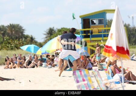 Jonah Hill und Miles Teller am Set, die Dreharbeiten zu "Arme und Dudes." Ein Stunt-double für Hill springt in Teller es Arme.  Mitwirkende: Miles Teller wo: Miami, Florida, Vereinigte Staaten, wann: 9. Mai 2015 Stockfoto