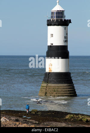 Trwyn Du Leuchtturm ist ein Leuchtturm zwischen Dinmor Punkt in der Nähe von Penmon Stockfoto