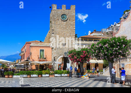 Borgo Medievale Clock Tower und San Giuseppe Church am IX Aprile Square, Corso Umberto, Dorf Taormina, Sizilien Stockfoto