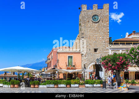 Borgo Medievale Clock Tower und San Giuseppe Church am IX Aprile Square, Corso Umberto, Dorf Taormina, Sizilien Stockfoto