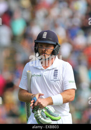 CARDIFF, WALES - Juli 10: Ian Bell von England geht Weg nach ihrer Entlassung bei Tag drei des 1. Investec Asche Test-Match zwischen England und Australien im SWALEC Stadion am 10. Juli 2015 in Cardiff, Vereinigtes Königreich. (Foto von Mitchell Gunn/ESPA) Stockfoto