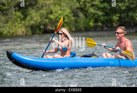 Schwimmende der Boise River. Mann und Frau Spaß Kajak der Boise River. Boise, Idaho, USA Stockfoto