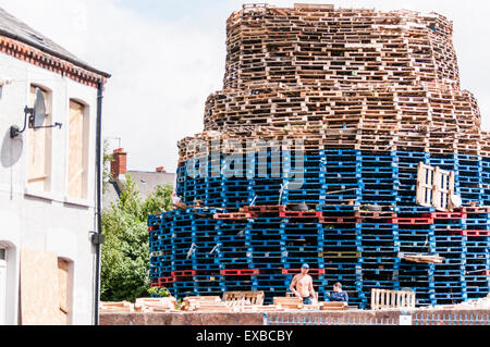 Belfast, Nordirland. 20. Juli 2015 - beginnen Einwohner aus der Gegend, eine massive Lagerfeuer nur Yards von Häusern in Cobham Street, East Belfast, auf ein Wanderweg, bekannt als "The Comber Greenway" zu bauen.  Häuser in der Gegend sind wird mit Brettern vernagelt, um sie zu schützen, aber es besteht die Gefahr, die Häuser werden beschädigt, wenn es am Samstag Abend beleuchtet ist. Bildnachweis: Stephen Barnes/Alamy Live-Nachrichten Stockfoto