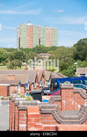 Drei große Hochhäuser von Sozialwohnungen mit Blick auf einen Park und die Dächer von einem ordentlich 1980er Jahren privaten Wohnsiedlung in Dudley. Stockfoto