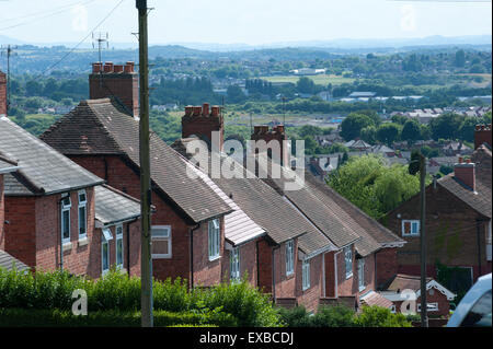 Blick auf Dächer und Liguster Hecken in einem traditionellen englischen Rates Wohnsiedlung in Dudley mit Blick über Landschaft Stockfoto