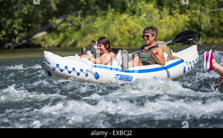 Schwimmende Boise River, Paare, die Spaß Kajak Boise River, Boise, Idaho, USA Stockfoto