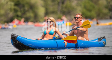 Schwimmende der Boise River. Mann und Frau Spaß Kajak der Boise River. Boise, Idaho, USA Stockfoto