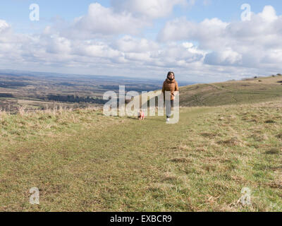 Frau zu Fuß Yorkshire-Terrier an der Leine, South Downs, Ditchling Beacon, West Sussex, England, UK Stockfoto