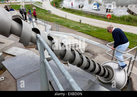 Besucher Betrieb die Archimedes Schraube im Spiel Wasserpark an der Falkirk Wheel, Falkirk, Stirling Stockfoto