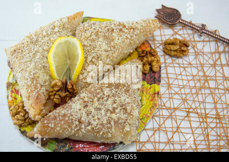 Griechische Baklava und türkischer Kaffee serviert auf einem Tisch Stockfoto