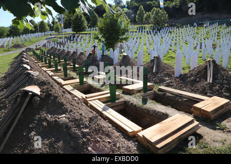 Srebrenica, Bosnien und Herzegowina. 10. Juli 2015.  Blick auf Memorial Center in Potocari in der Nähe von Srebrenica, Bosnien-Herzegovin. Am 11. Juli 2015, es wird sein eine feierliche Zeremonie zum 20. Jahrestag des Massakers von Srebrenica, die von angeblich einige 8000 muslimischen Männern und Kindern getötet wurden bosnisch-serbischen Kräfte in 1995. Bildnachweis: Haris Memija/Xinhua/Alamy Live-Nachrichten Stockfoto