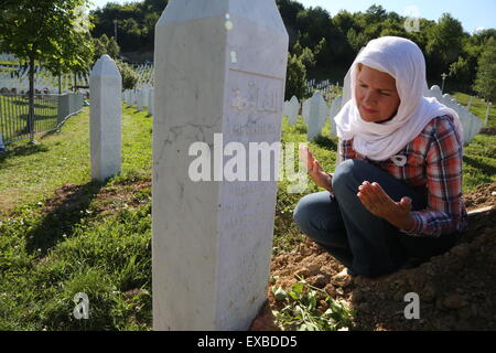 Srebrenica, Bosnien und Herzegowina. 10. Juli 2015. Rasema Razalica betet vor dem Grab ihres Bruders in der Gedenkstätte in Potocari in der Nähe von Srebrenica, Bosnien und Herzegowina, am 10. Juli 2015. Am 11. Juli 2015, es wird sein eine feierliche Zeremonie zum 20. Jahrestag des Massakers von Srebrenica, die von angeblich einige 8000 muslimischen Männern und Kindern getötet wurden bosnisch-serbischen Kräfte in 1995. Bildnachweis: Haris Memija/Xinhua/Alamy Live-Nachrichten Stockfoto