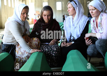 Srebrenica, Bosnien und Herzegowina. 10. Juli 2015. Familienmitglieder trauern vor dem Sarg in Potocari in der Nähe von Srebrenica, Bosnien und Herzegowina, am 10. Juli 2015. Am 11. Juli 2015, es wird sein eine feierliche Zeremonie zum 20. Jahrestag des Massakers von Srebrenica, die von angeblich einige 8000 muslimischen Männern und Kindern getötet wurden bosnisch-serbischen Kräfte in 1995. Bildnachweis: Haris Memija/Xinhua/Alamy Live-Nachrichten Stockfoto