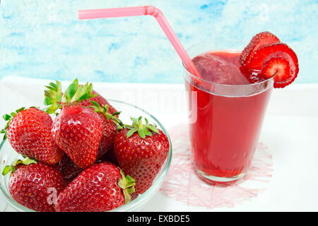 Erdbeersaft und frische Erdbeeren auf der dekorierten Teller serviert Stockfoto