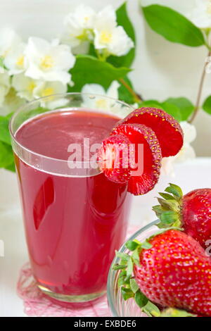 Erdbeersaft und frische Erdbeeren auf der dekorierten Teller serviert Stockfoto