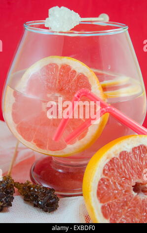 Diät Frucht-Cocktail von Grapefruit und Zitrone Saft in einem Glas mit weißem Zucker Stock Stockfoto