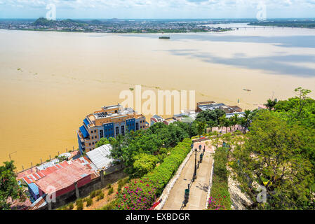 Blick auf einen Pfad und den Fluss Guayas aus Santa Ana Hill in Guayaquil, Ecuador Stockfoto