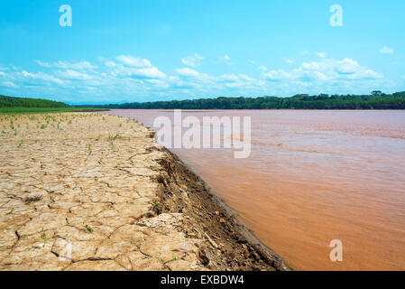 Trockene rissige Erde am Ufer des Flusses Beni im Amazonas-Regenwald in Bolivien Stockfoto