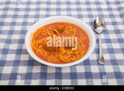 Eine Schüssel mit vorformulierten Spaghetti mit Fleischbällchen und einem Löffel Stockfoto