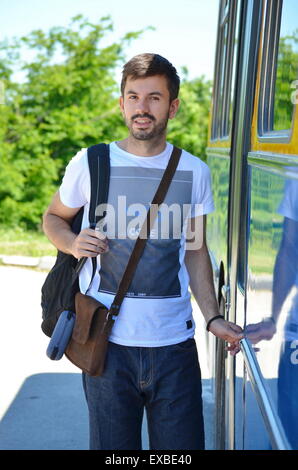 Bärtiger Mann in einem Bus im Sommer Stockfoto