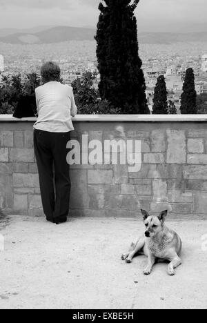 Touristische und streunenden Hund auf der Akropolis, Athen, Griechenland Stockfoto