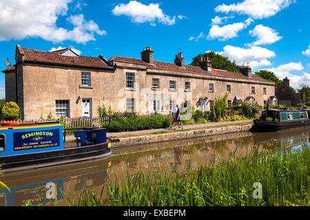 Paar zu Fuß entlang der Leinpfad von Kennet und Avon Kanal an Bathampton, Bath, Somerset, England, UK Stockfoto