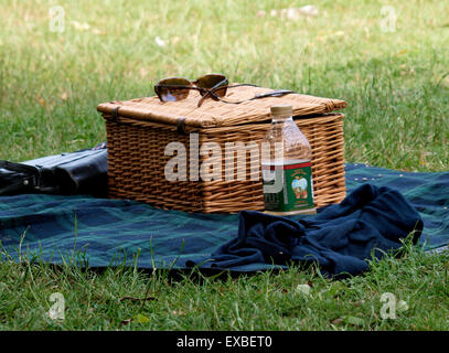 Picknick-Korb auf einer Picknickdecke, UK Stockfoto