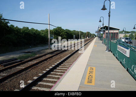 Sehen Sie sich die Lücke beim Eisenbahn Bahnsteigkante Westhampton Station Long Island USA unterzeichnen Stockfoto