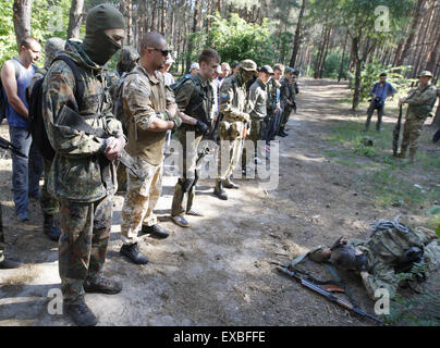 Kiew, Ukraine. 10. Juli 2015. Ukrainer in militärischen Uniformen halten Mock-up Waffen, da sie eine militärische Schulung organisiert für die Zivilbevölkerung in Kiew, Ukraine, 21. Juni 2015 teilnehmen. Die Europäische Union am 19. Juni verlängert Wirtschaftssanktionen auf der ukrainischen Halbinsel Krim und die Stadt Sewastopol nach ihrer Annexion durch Russland, mit den Maßnahmen jetzt fällig bis 23. Juni 2016 bleiben. Die Sanktionen wurden im vergangenen Jahr eingeführt, um die EU gegen die illegale Annexion durch Russland der beiden Gebiete im März 2014 zu stärken. Beziehungen zwischen Brüssel und Moskau sind Stockfoto