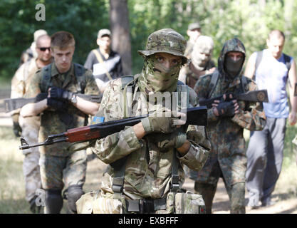 10. Juli 2015 Webinar - Kiew, Ukraine - Ukrainer in militärischen Uniformen mit Mock-up von Waffen eine militärische Ausbildung organisiert für die Zivilbevölkerung in Kiew, Ukraine, 21. Juni 2015. Die Europäische Union am 19. Juni verlängert Wirtschaftssanktionen auf der ukrainischen Halbinsel Krim und die Stadt Sewastopol nach ihrer Annexion durch Russland, mit den Maßnahmen jetzt fällig bis 23. Juni 2016 bleiben. Die Sanktionen wurden im vergangenen Jahr eingeführt, um die EU gegen die illegale Annexion durch Russland der beiden Gebiete im März 2014 zu stärken. Beziehungen zwischen Brüssel und Moskau sind an der th Stockfoto