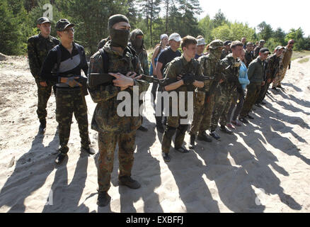 10. Juli 2015 halten - Kiew, Ukraine - Ukrainer in militärischen Uniformen Mock-up von Waffen, wie sie ein militärisches Training organisiert für die Zivilbevölkerung in Kiew, Ukraine, 21. Juni 2015 teilnehmen. Die Europäische Union am 19. Juni verlängert Wirtschaftssanktionen auf der ukrainischen Halbinsel Krim und die Stadt Sewastopol nach ihrer Annexion durch Russland, mit den Maßnahmen jetzt fällig bis 23. Juni 2016 bleiben. Die Sanktionen wurden im vergangenen Jahr eingeführt, um die EU gegen die illegale Annexion durch Russland der beiden Gebiete im März 2014 zu stärken. Beziehungen zwischen Brüssel und Moskau ein Stockfoto