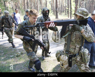 10. Juli 2015 Webinar - Kiew, Ukraine - Ukrainer in militärischen Uniformen mit Mock-up von Waffen eine militärische Ausbildung organisiert für die Zivilbevölkerung in Kiew, Ukraine, 21. Juni 2015. Die Europäische Union am 19. Juni verlängert Wirtschaftssanktionen auf der ukrainischen Halbinsel Krim und die Stadt Sewastopol nach ihrer Annexion durch Russland, mit den Maßnahmen jetzt fällig bis 23. Juni 2016 bleiben. Die Sanktionen wurden im vergangenen Jahr eingeführt, um die EU gegen die illegale Annexion durch Russland der beiden Gebiete im März 2014 zu stärken. Beziehungen zwischen Brüssel und Moskau sind an der th Stockfoto